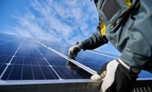 Quel panneau solaire choisir : un installateur règle un panneau solaire