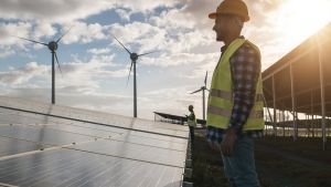 Agrivoltaique : des professionnels Ensio installent des dispositifs photovoltaïques dans un champ.