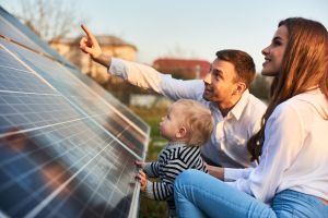 Aide panneau solaire 2024 : une famille va pouvoir bénéficier d'une aide pour son installation photovoltaïque.