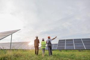 Des professionnels d'Ensio inspectent le chantier d'une centrale solaire.