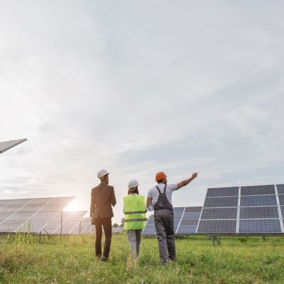 Des professionnels d'Ensio inspectent le chantier d'une centrale solaire.