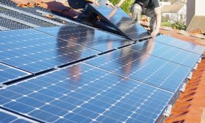 Devis pour panneau solaire : des professionnels d'Ensio installent des panneaux solaires sur un toit après l'acceptation du devis par le client.