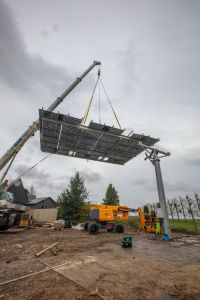 Des professionnels d'Ensio procèdent à l'installation d'un kit tracker solaire.