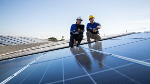 Panneau solaire autoconsommation : des professionnels d'Ensio procèdent à l'installation de panneaux solaires sur un toit.