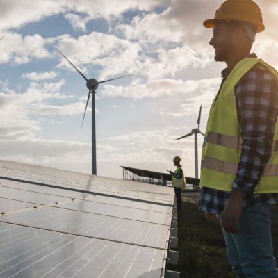 Professionnel Ensio participant à l'installation d'une centrale photovoltaïque au sol