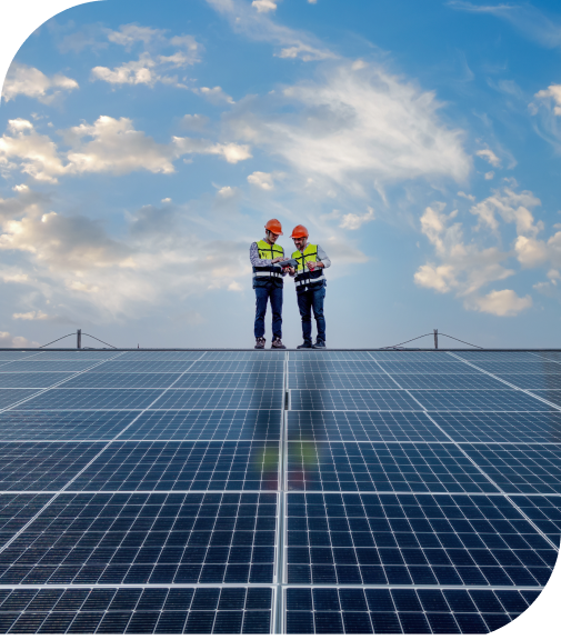 Centrale solaire : deux professionnels Ensio travaillent à l'installation d'une centrale solaire