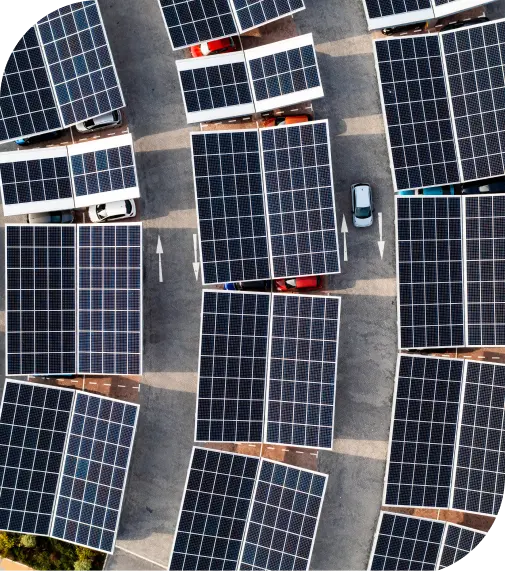 Ombrière solaire : une ombrière solaire sur parking est capturée depuis le ciel