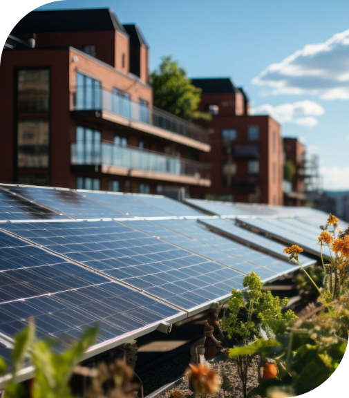 Des panneaux photovoltaïques se trouvent sur un toit plat et permettent de générer de l'énergie de manière discrète