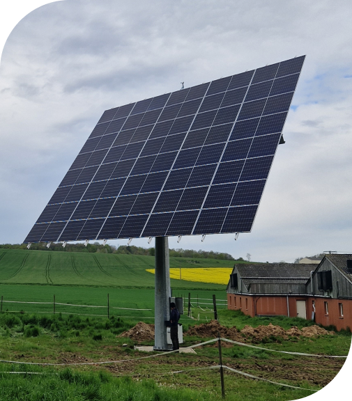 Un tracker solaire est installé sur un terrain agricole