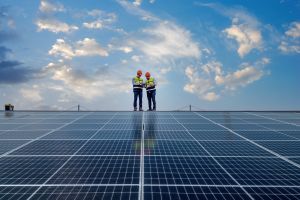 Achat panneau solaire : des professionnels inspectent une installation photovoltaïque