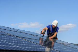 Fonctionnement centrale photovoltaique : un professionnel installe une centrale